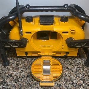 DeWalt DC011 7.2V-18V Combination Worksite Radio & Battery Charger